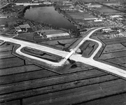 847478 Luchtfoto van de aanleg van het tracé van de S24, de Noordelijke Randweg Utrecht (NRU), met op- en afritten bij ...